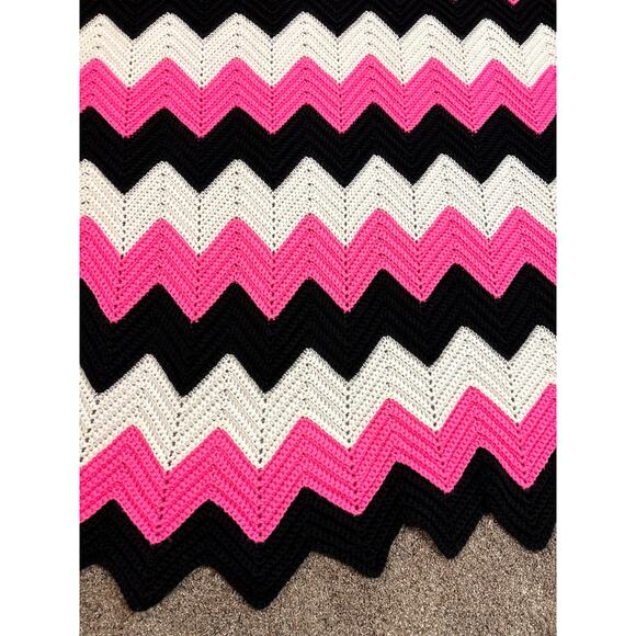 Handmade Crocheted Afghan Zigzag Blanket Chevron Pattern Ripple Blanket/Throw - Picture 3 of 6